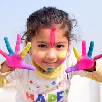 soutien scolaire en Vendée, enfant mains peinture